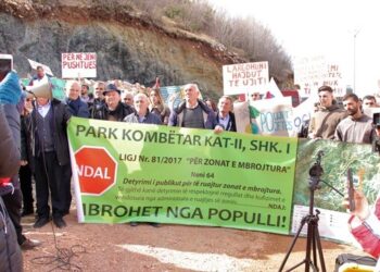 Banorët e Zall Gjoçajt protestojnë kundër ndërtimit të HEC-eve