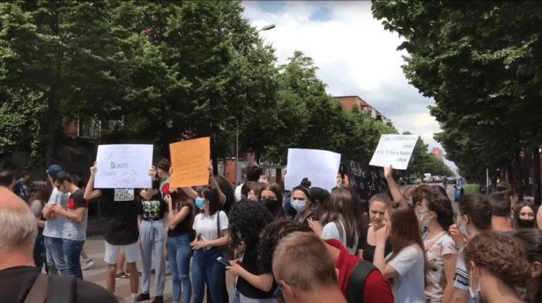 Read more about the article Maturantët edhe sot në protestë, kërkojnë reagim nga Ministria