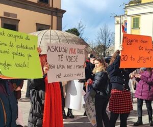 “Askush nuk duhet të vdesë nga uria dhe i ftohti”, protestë për vdekjen e Liljana Semës