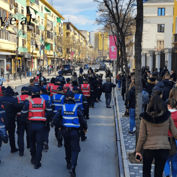 Studentët e Universitetit Bujqësor të Tiranës bojkotojnë mësimin dhe bllokojnë rrugën Kamëz-Tiranë