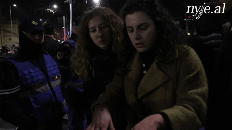 Gjyljana Bakalli tregon duart e gërvishtura nag përplasja e parë me policinë teksa në të djathtë të saj gjendet Megi Mustafaraj, 10 mars 2022, Tiranë, Ronald Qema