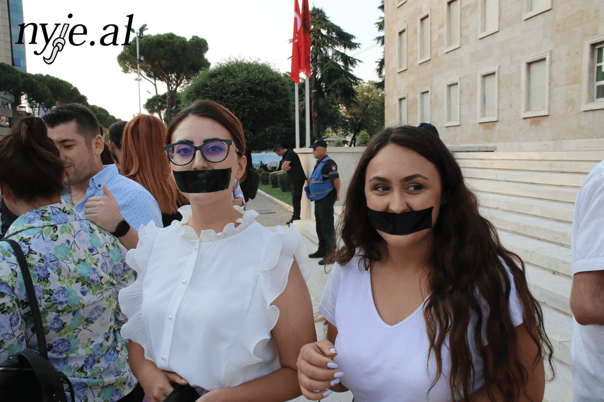 Gazetarja Fjona Çela bashkë me një kolege mbulojnë gojën me adeziv si akt simbolik, Tiranë 2022, Ronald Qema