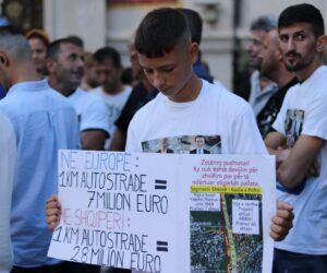 “Të mbrojmë shtëpitë tona nga pallatet e Erion Veliajt”, banorët e Tiranës dhe Kamzës rikthehen në protestë