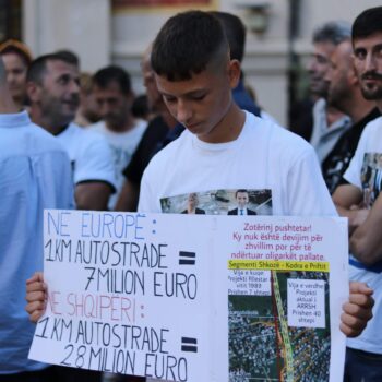 “Të mbrojmë shtëpitë tona nga pallatet e Erion Veliajt”, banorët e Tiranës dhe Kamzës rikthehen në protestë