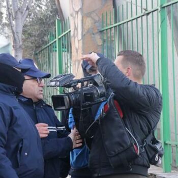 “Lajmësit nuk kanë liri”, gazetaria në Shqipëri kontrollohet nga politika dhe interesat e pronarëve