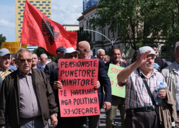 1 maji i protestave, punëtorët shqiptarë përballë institucioneve