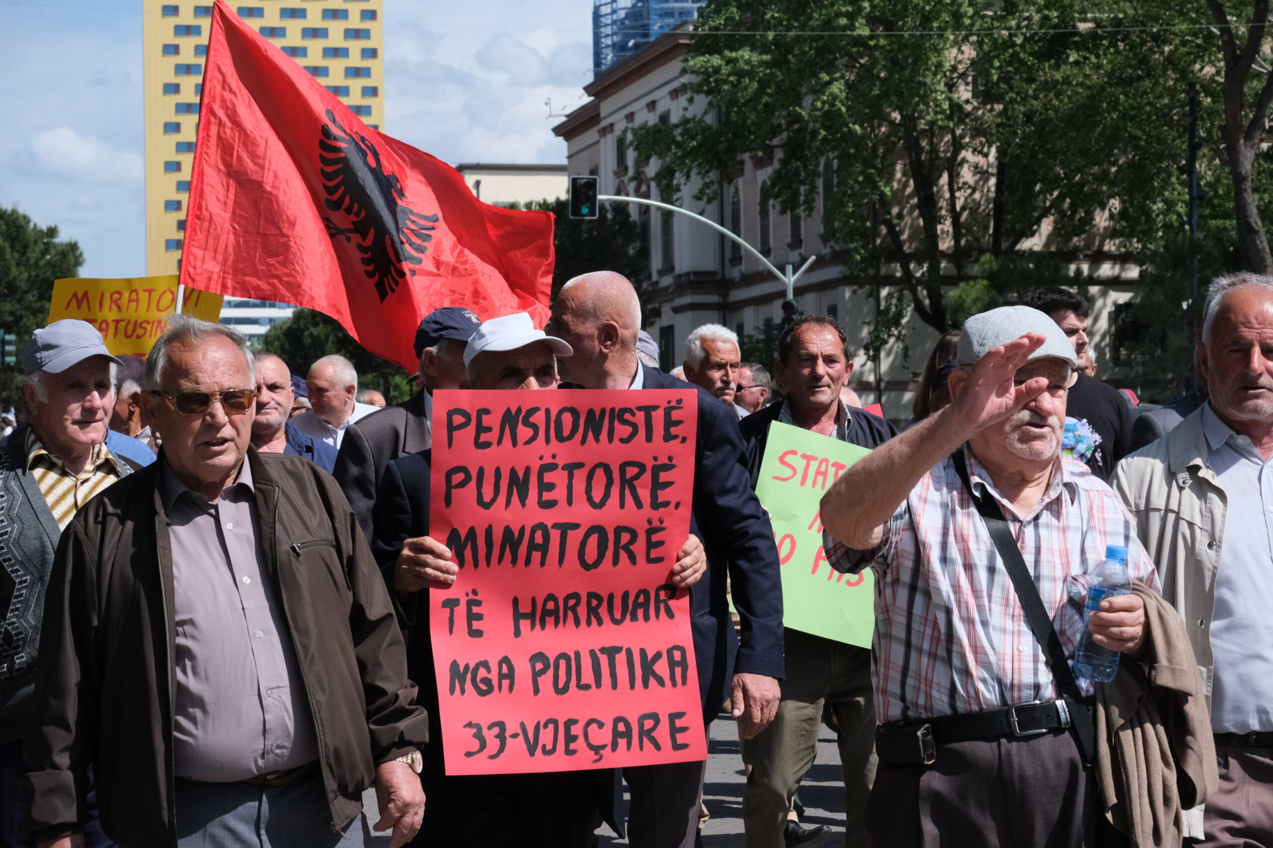 1 maji i protestave, punëtorët shqiptarë përballë institucioneve