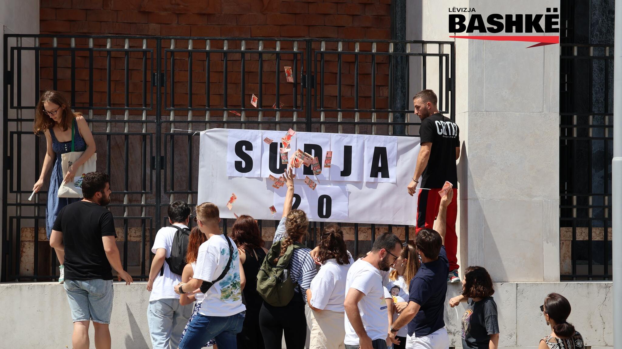 Aksioni i Lëvizjes Bashkë përpara Bankës së Shqipërisë, foto nga Lëvizja Bashkë