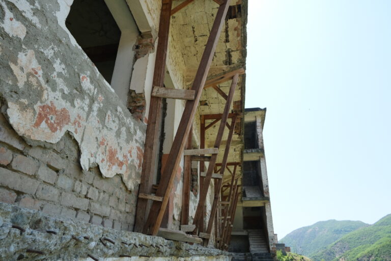 Read more about the article MEKI nxjerr tym të zi, tymnaja mbërrin në Spaç