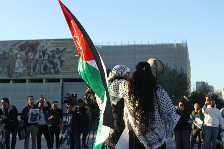 Read more about the article Përkundër qëndrimit zyrtar të Shqipërisë, protestuesit në solidaritet me popullin palestinez dhe aktivistët e arrestuar