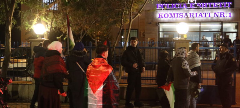 Protestues në pritje të lirimit të dy aktivistëve për Palestinën, Komisariati nr. 1, Tiranë, 27 janar 2026, Ronald Qema