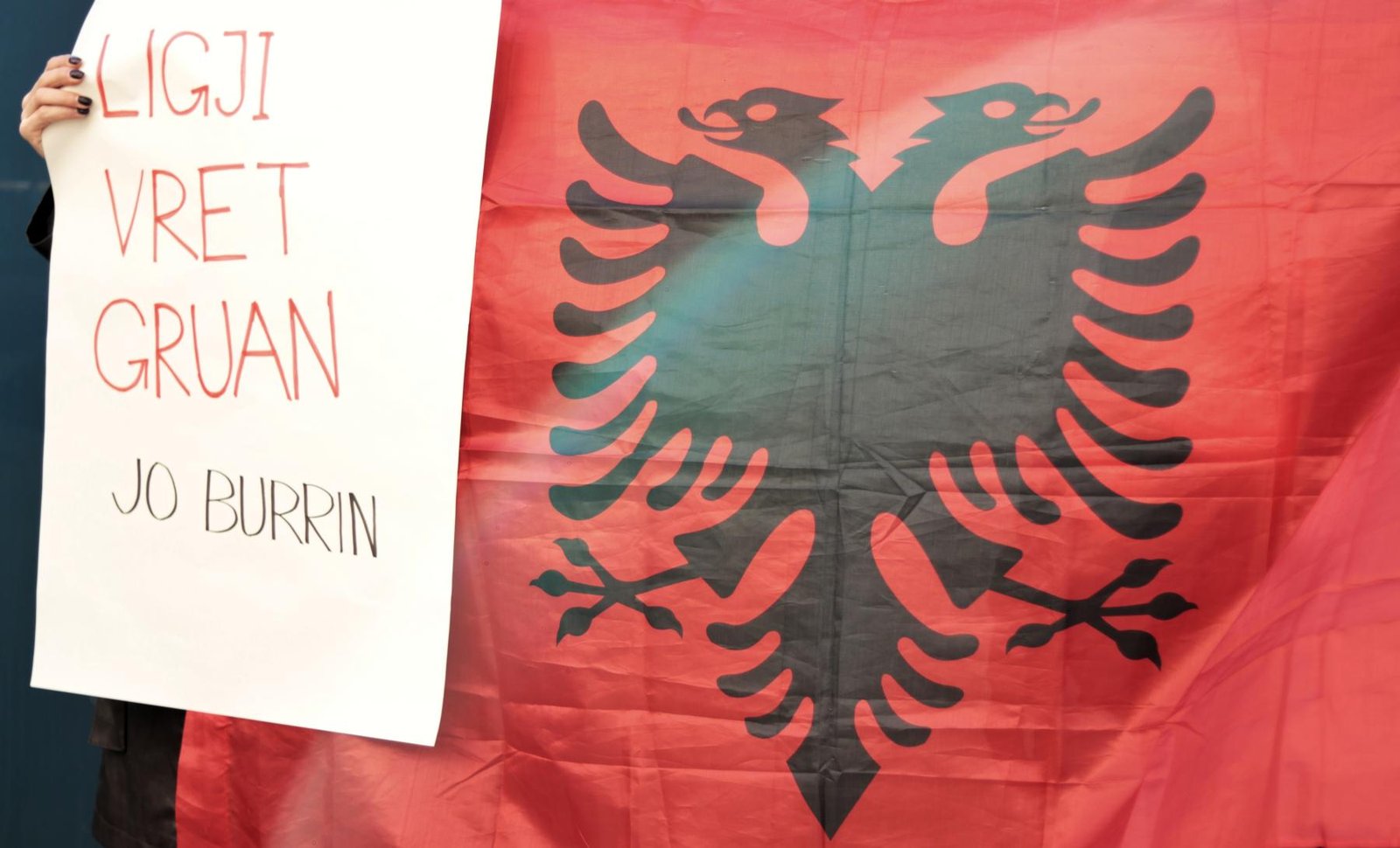 Kolektivi Feminist në Shqipëri në aksionin përpara Ambasadës së Republikës së Kosovës, Tiranë 28 tetor, 2026, foto nga Antonio Muco 
