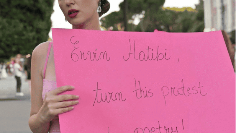Poezi