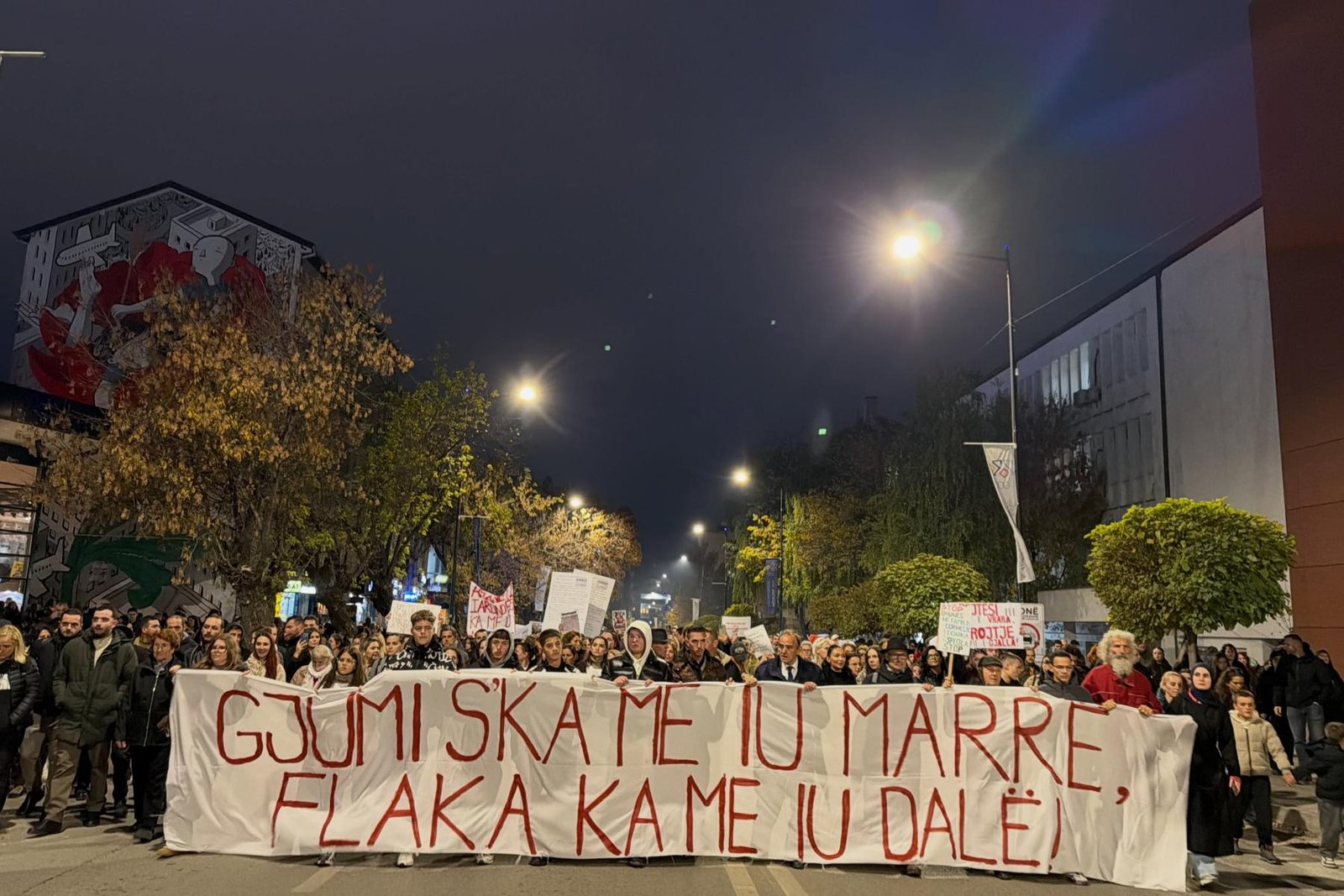 Revolta kombëtare për vrasjen e Arlinda Zekaj, Prishtinë, 28 tetor 2026, fotografi e marrë nga Kolektivi për Mendim e Veprim Feminist 