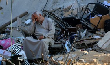 Palestinezët teksa kontrollojnë dëmet e shkaktuara pasi një ndërtesë 15-katëshe u shkatërrua në një sulm ajror izraelit në qytetin e Gazës, më 13 maj 2021. (Atia Mohammed/Flash90)